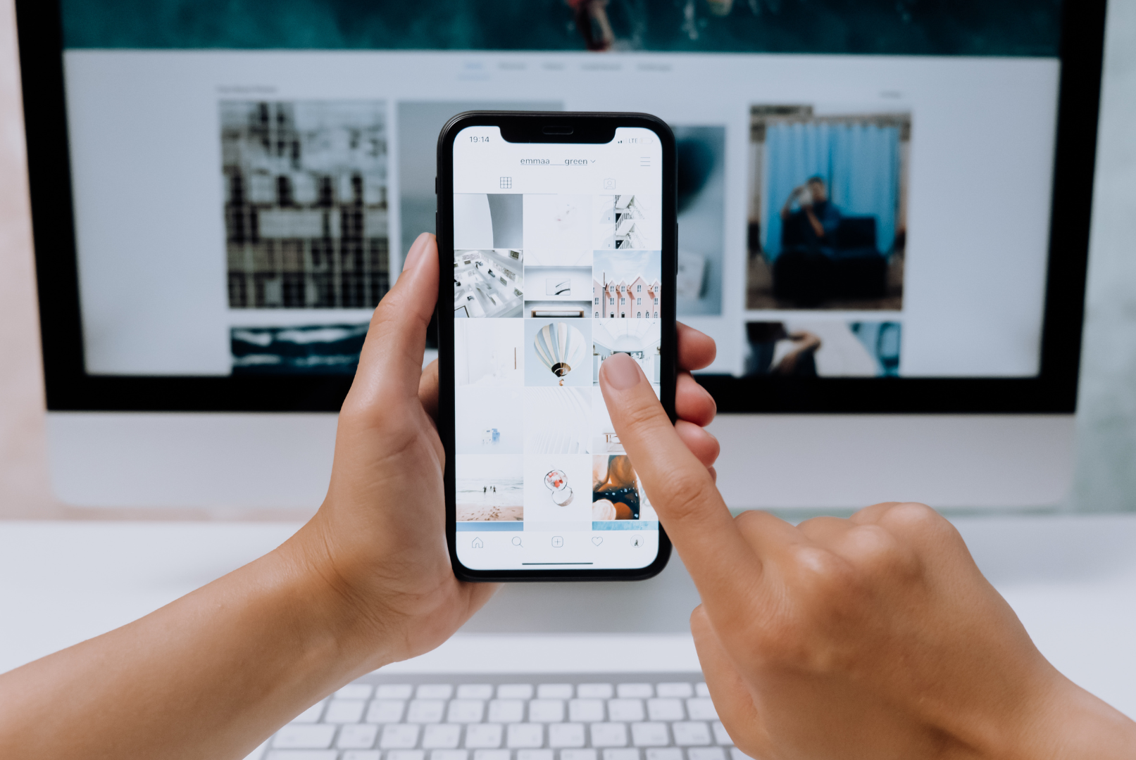 artisan consultant un site web sur mobile