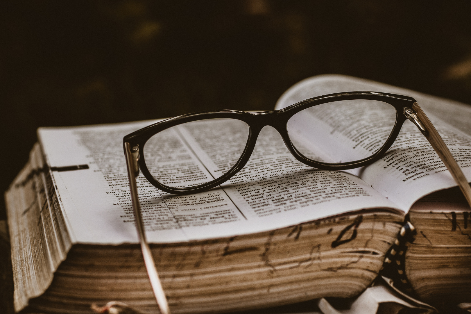 livre et lunettes